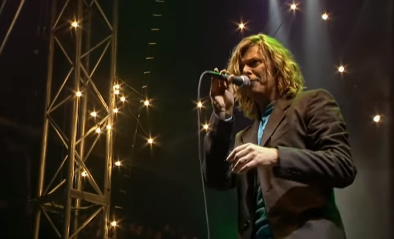 ARisadaDaGilda's tweet photo. Ashes To Ashes (Glastonbury 2000) https://t.co/pPjjbOFr2W