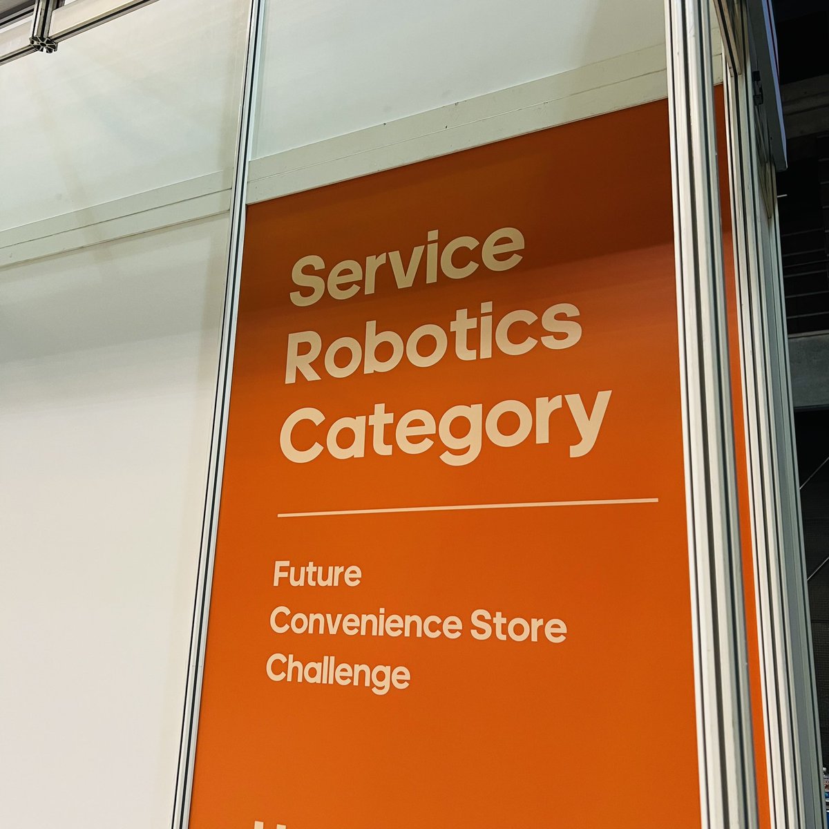 shiba_8ro's tweet image. 京都で開催中の世界最大規模のロボット国際学会 #IROS2022 内でコンビニ店員ロボコン「フィーチャー コンビニエンスストア チャレンジ」が併催。
遠隔操作は禁止されており、自律動作のAIロボットによって競技が行われる。

#WorldRobotSummit #ワールドロボットサミット
#セブンイレブン