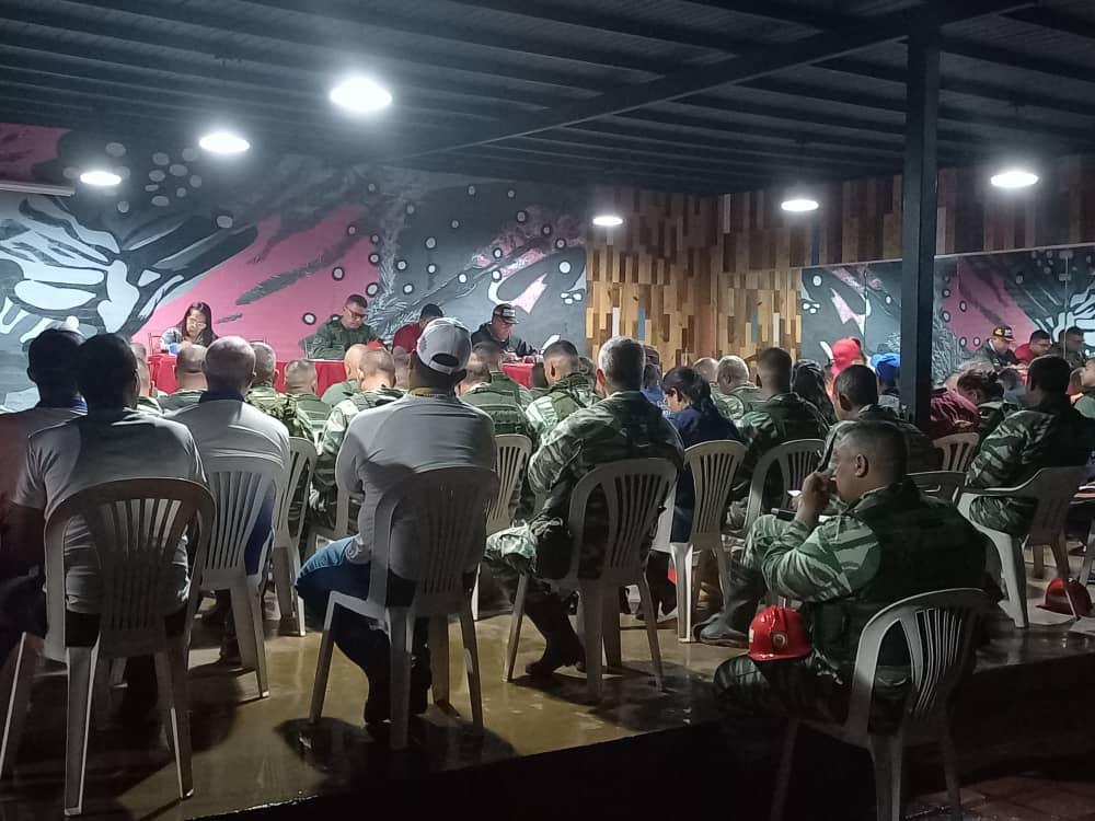 dhernandezlarez's tweet photo. Autoridad Única con jefes de sector y ODDI, reunidos afinando estrategias para el apoyo efectivo de las comunidades de Las Tejerías. #UnidosConElCastañoYTejerías https://t.co/qTX8uV7keJ