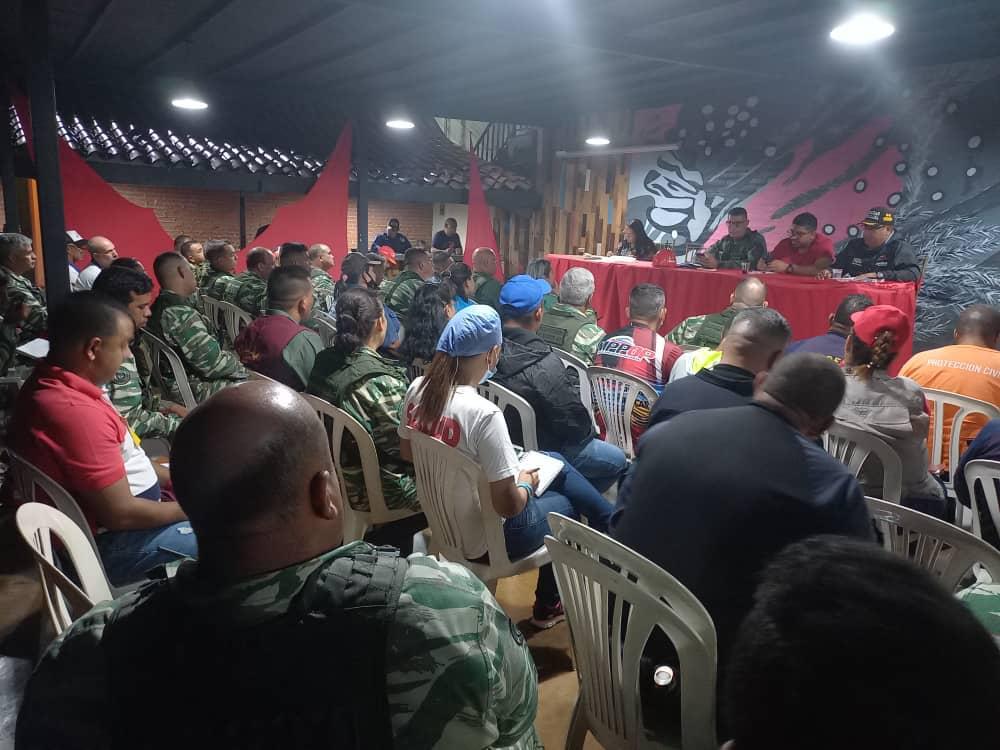 dhernandezlarez's tweet photo. Autoridad Única con jefes de sector y ODDI, reunidos afinando estrategias para el apoyo efectivo de las comunidades de Las Tejerías. #UnidosConElCastañoYTejerías https://t.co/qTX8uV7keJ