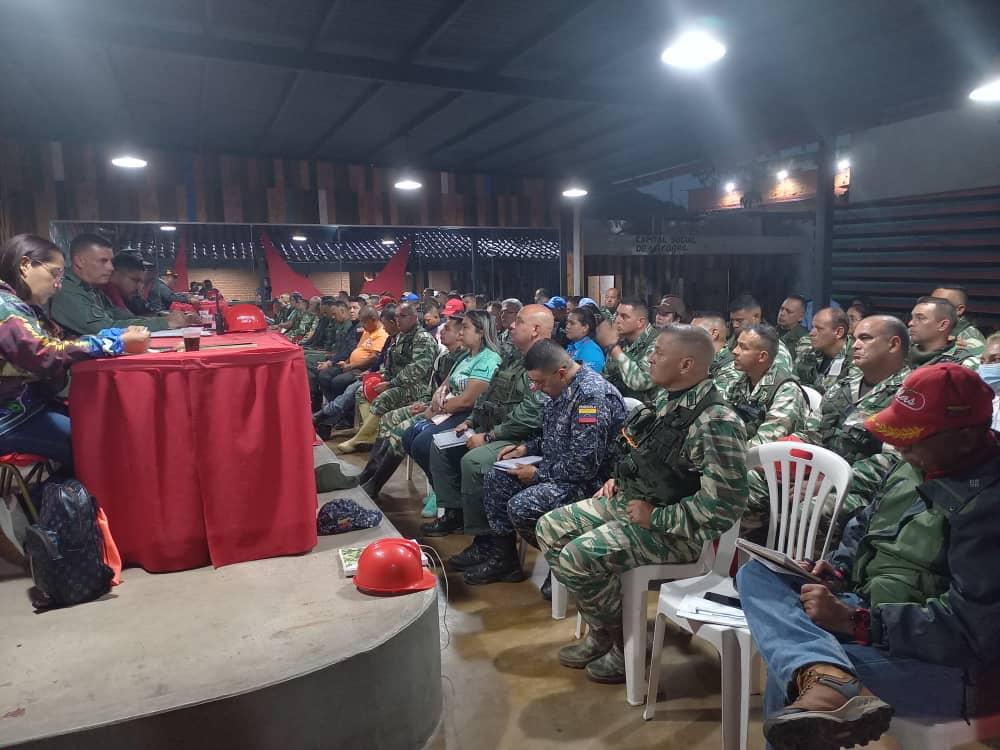 dhernandezlarez's tweet photo. Autoridad Única con jefes de sector y ODDI, reunidos afinando estrategias para el apoyo efectivo de las comunidades de Las Tejerías. #UnidosConElCastañoYTejerías https://t.co/qTX8uV7keJ