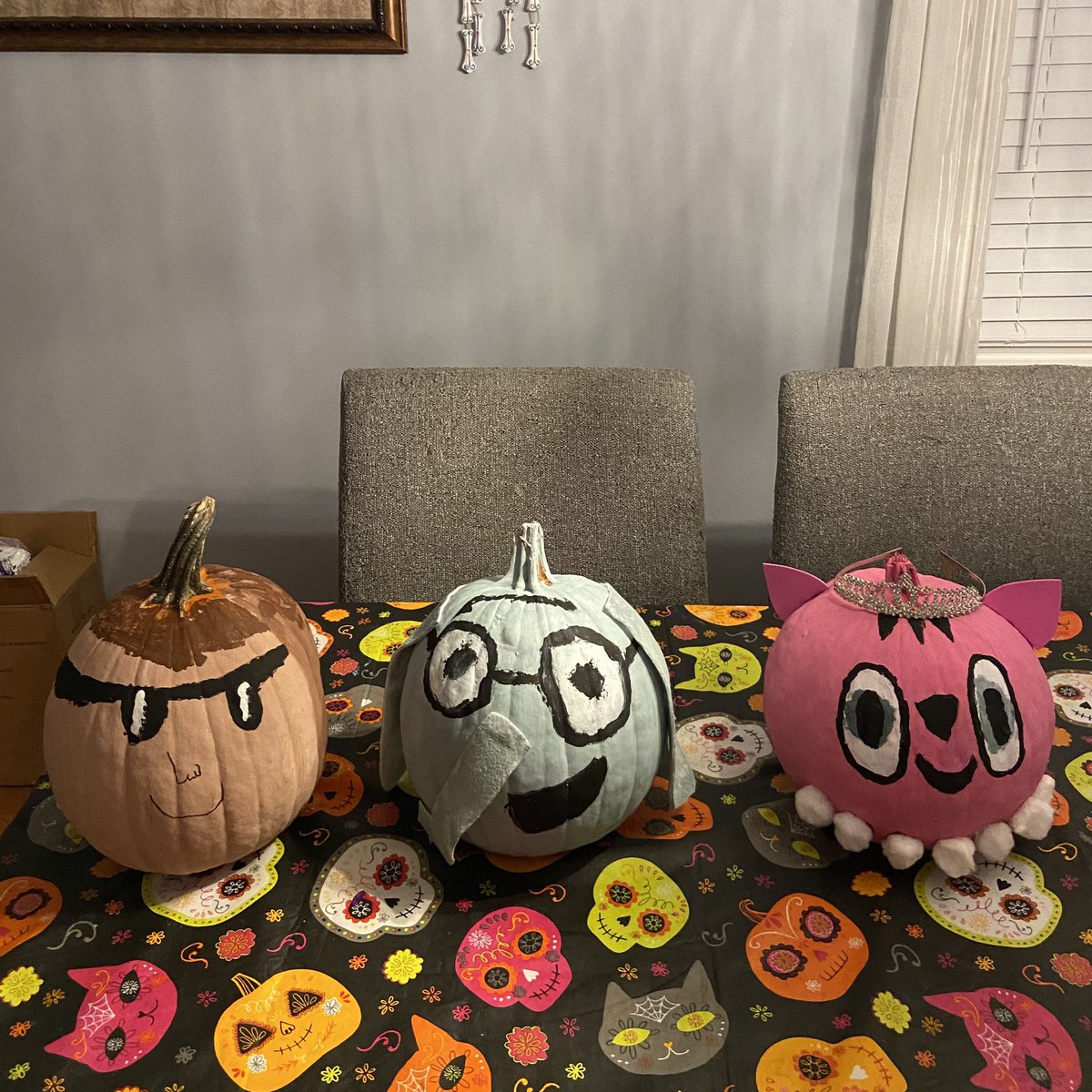 scorpiomom79's tweet photo. @chrissyensign Love these parent led #bookpumpkin projects ;-) hope you have your emergency craft kit ready! #gombertgators https://t.co/VRY29GeRzn