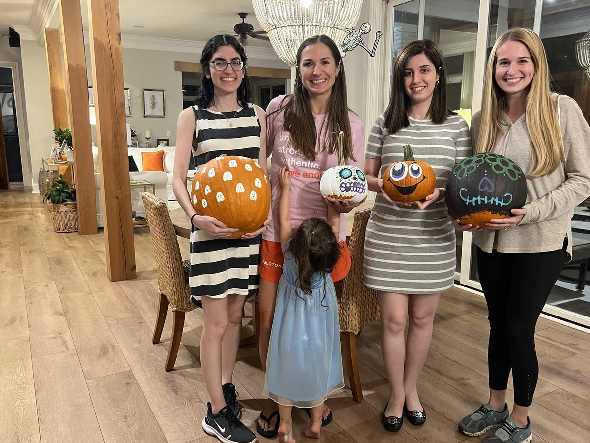 NildaMariaW's tweet photo. The sweetest little @UMMCRads #RadChicks get-together. Pumpkin 🎃 painting and chili at its finest. #PhysicianWellness🤍 #PhysicianCommunity ❤️#PhysicianSupport 💙@ummcnews 🥰 https://t.co/s66hkUfdCR