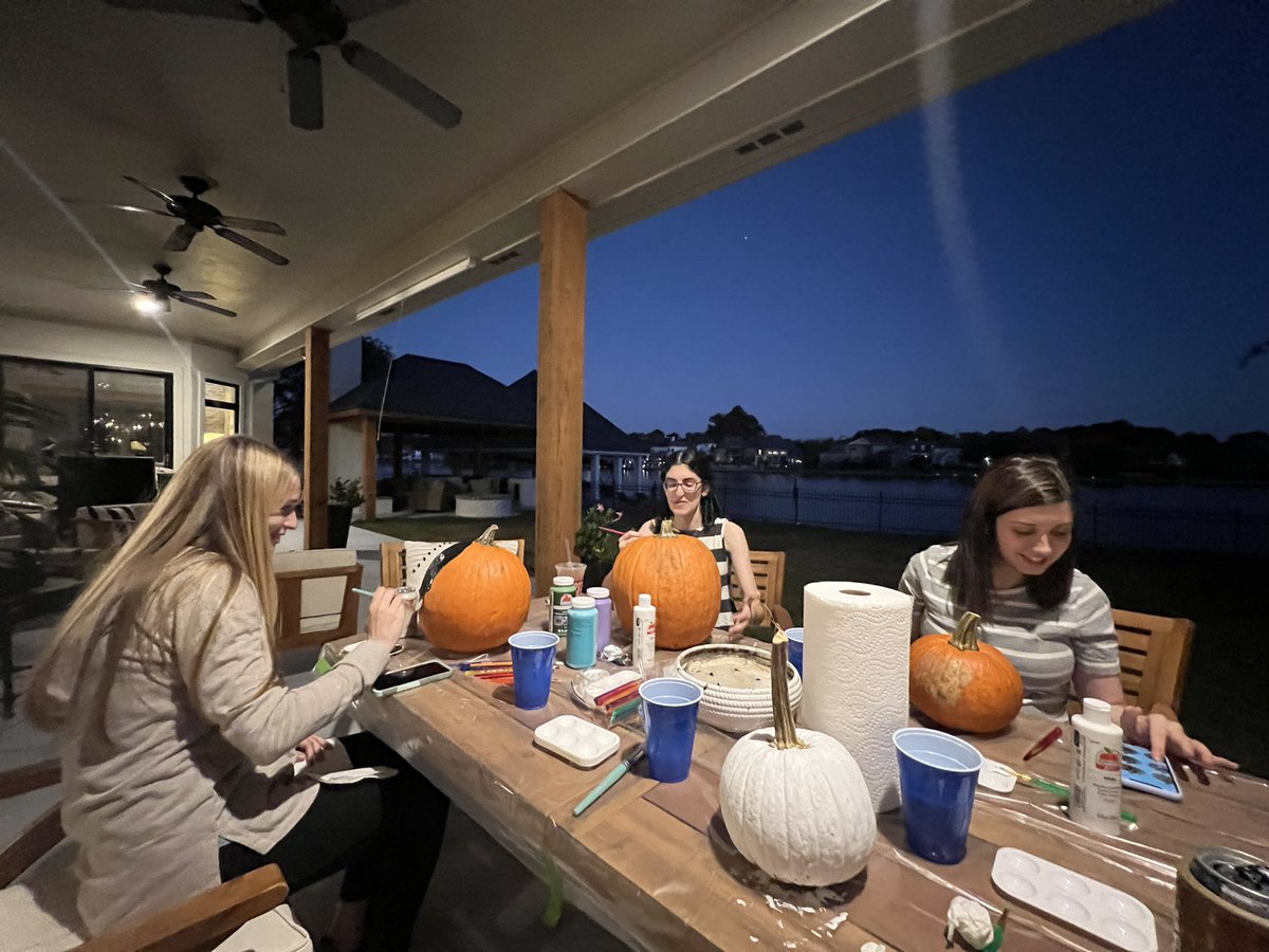 NildaMariaW's tweet photo. The sweetest little @UMMCRads #RadChicks get-together. Pumpkin 🎃 painting and chili at its finest. #PhysicianWellness🤍 #PhysicianCommunity ❤️#PhysicianSupport 💙@ummcnews 🥰 https://t.co/s66hkUfdCR