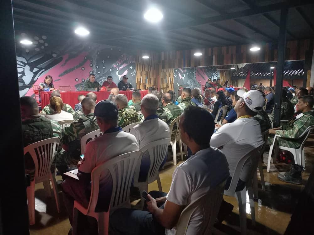 dhernandezlarez's tweet photo. Autoridad Única con jefes de sector y ODDI, reunidos afinando estrategias para el apoyo efectivo de las comunidades de Las Tejerías. #UnidosConElCastañoYTejerías https://t.co/qTX8uV7keJ