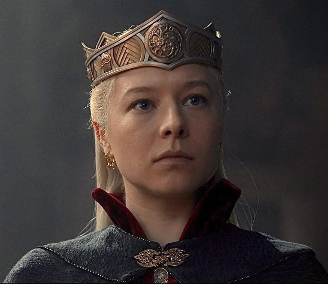 Ito nang ating pinuno, handa nang magsilbi. Husay at tibay, puso at isip! #KayRhaenyTayo!

#TheFutureIsFemale
#RavanRhaeny
#DapatSiRhaeny
#KulayBlackAngBukas
#TeamRhaenyTargaryen