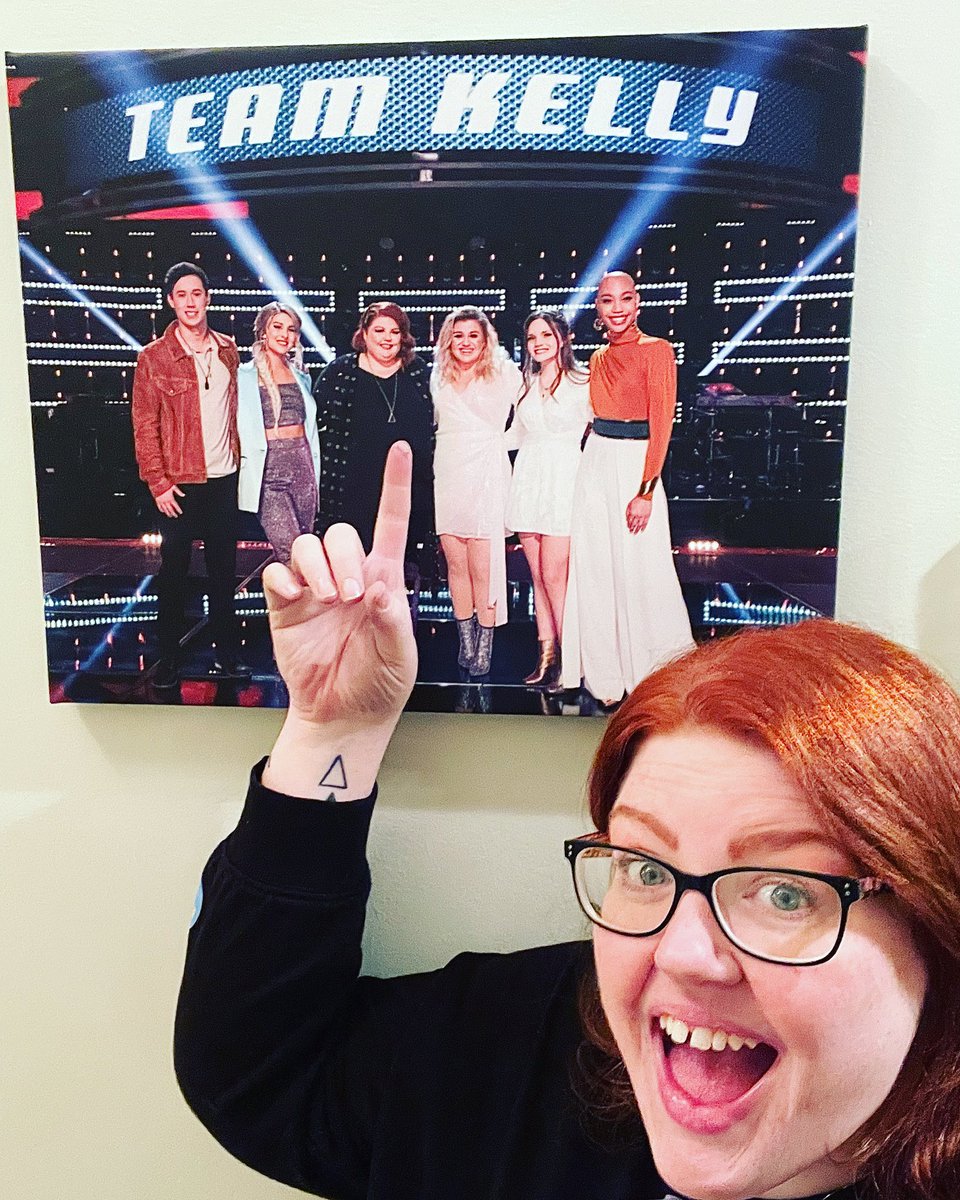 MandiTMoore's tweet photo. Hey @kellyclarkson !! Remember this?? I do!! Highlight of my life!  Remember inviting me to sing at your Vegas show when I left @NBCTheVoice during Covid?? I’ll settle for some #Kellyoke on @KellyClarksonTV !!!  😍😍😍 #dontforgetme #KellyClarksonShow #teamkelly https://t.co/yMO4GSKi1k