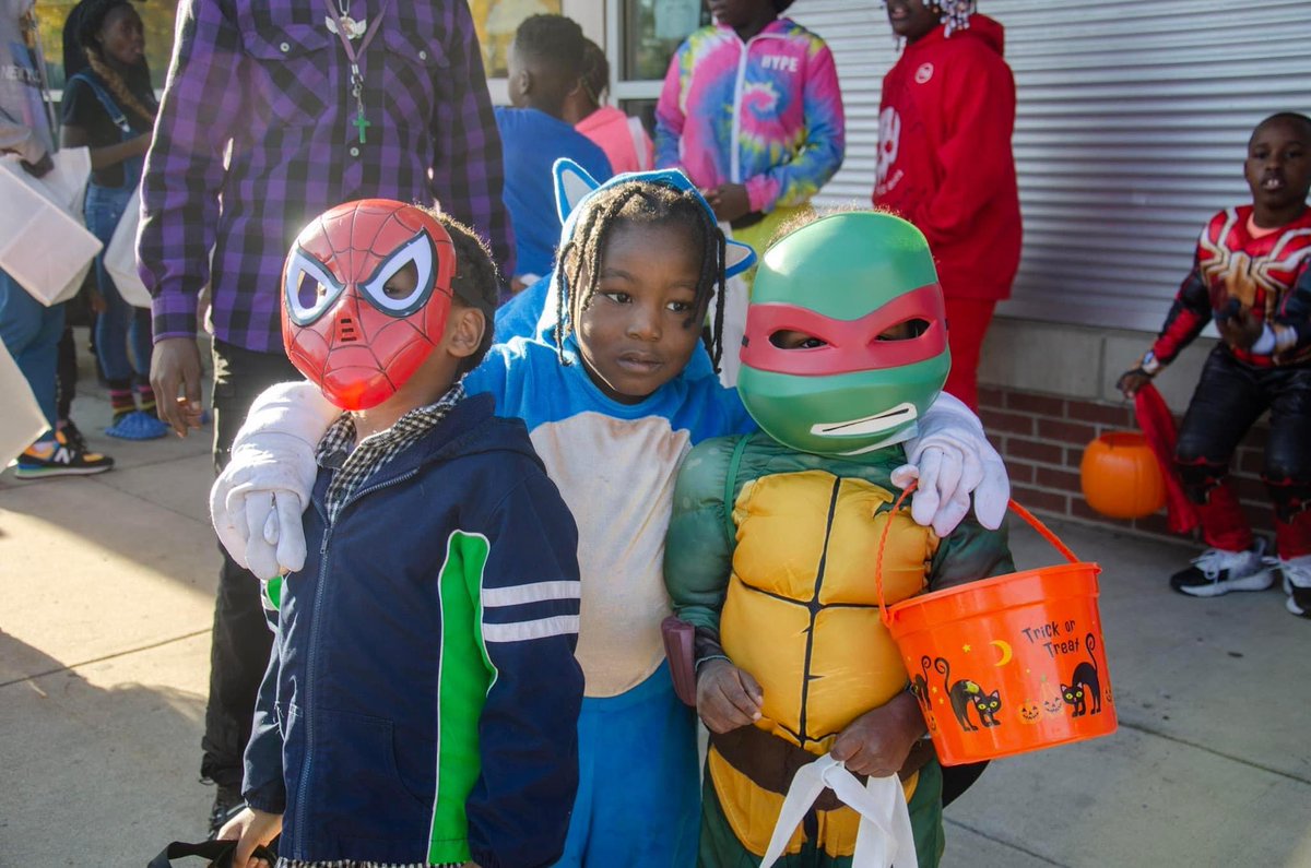 R1chardStarr's tweet photo. I want to thank Jeep Invaders for coming to Ward 5 to host Trunk or Treat with our families from Ward 5 this past Friday. Special thanks to Operations KidWatch, The Cleveland Public Library, and Friendly Inn for being a Part of this beautiful event! #CouncilmanStarr #TeamStarr https://t.co/CKmzhDWOP9