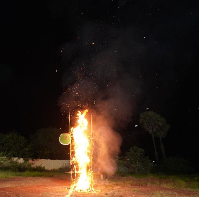 TSwithKCR's tweet image. సురక్షితమైన మంచినీరు అందించి, ఫ్లోరోసిస్ బాధితుల జీవితాల్లో కొత్త వెలుగులు నింపిన సీఎం కేసీఆర్ గారు.

దీపావళి సందర్భంగా ఫ్లోరోసిస్ రక్కసికి నిప్పంటించి, పటాకులు కాల్చి సంబరాలు చేసుకున్న మునుగోడు ఫ్లోరోసిస్ బాధితులు.

#MunugodeWithKCR
#VoteForCar