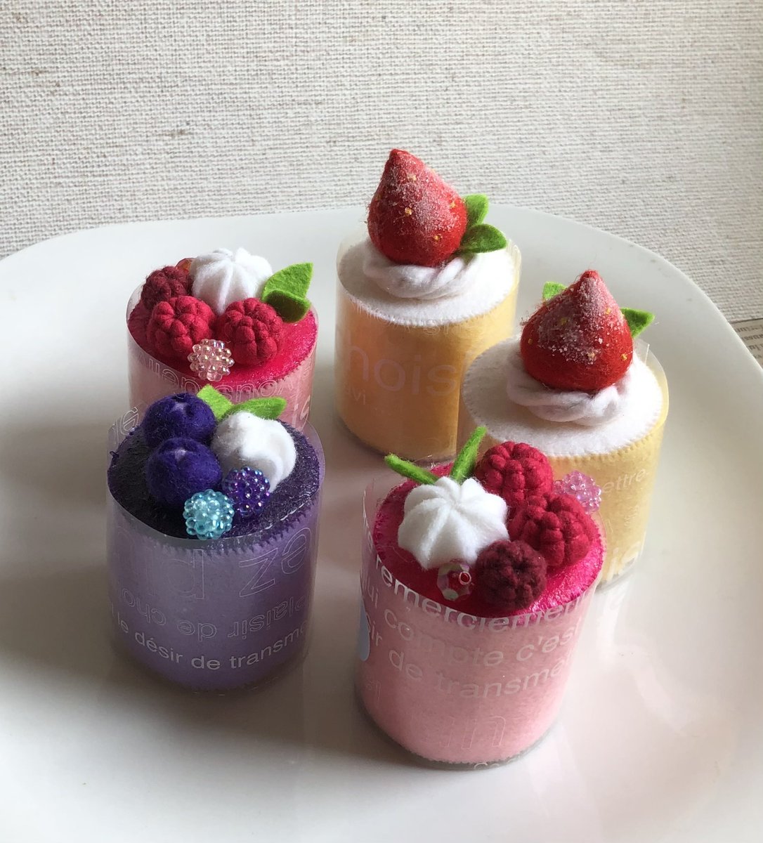 doremifelt's tweet photo. ( @Lupopo_cafe ) さま の

『みんなでシェア☆企画展vol.129』
に参加させて頂きます(*´ω`*)

シートのウールフェルトでスィーツや雪だるま人形のポンチョさんを作っている
【どれみフェルト♪えぽちゃんはうす】
@doremifelt です。

ステキなご縁がありますうに(*'-'*)ｳﾌﾌ♪
@hello_ponchosan https://t.co/DoisZx8Meo