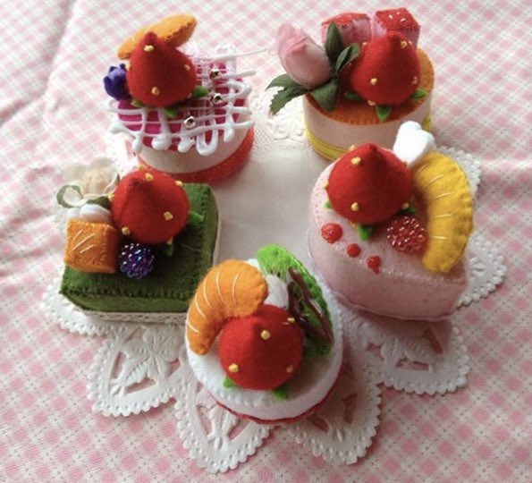 doremifelt's tweet photo. ( @Lupopo_cafe ) さま の

『みんなでシェア☆企画展vol.129』
に参加させて頂きます(*´ω`*)

シートのウールフェルトでスィーツや雪だるま人形のポンチョさんを作っている
【どれみフェルト♪えぽちゃんはうす】
@doremifelt です。

ステキなご縁がありますうに(*'-'*)ｳﾌﾌ♪
@hello_ponchosan https://t.co/DoisZx8Meo