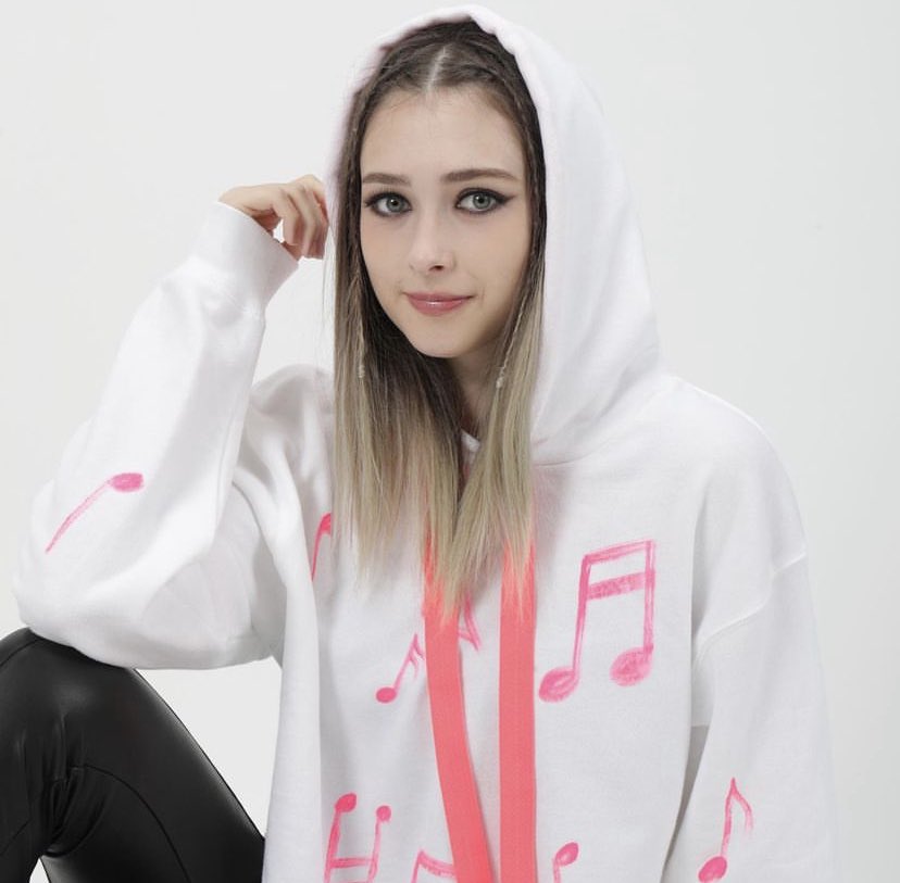 GabsBrazill's tweet photo. [ABKURZUNG] Nova foto de Gabi promovendo a marca! 🎵
#GABI #BLACKSWAN #ABKURZUNG https://t.co/bI3RGBYU0N