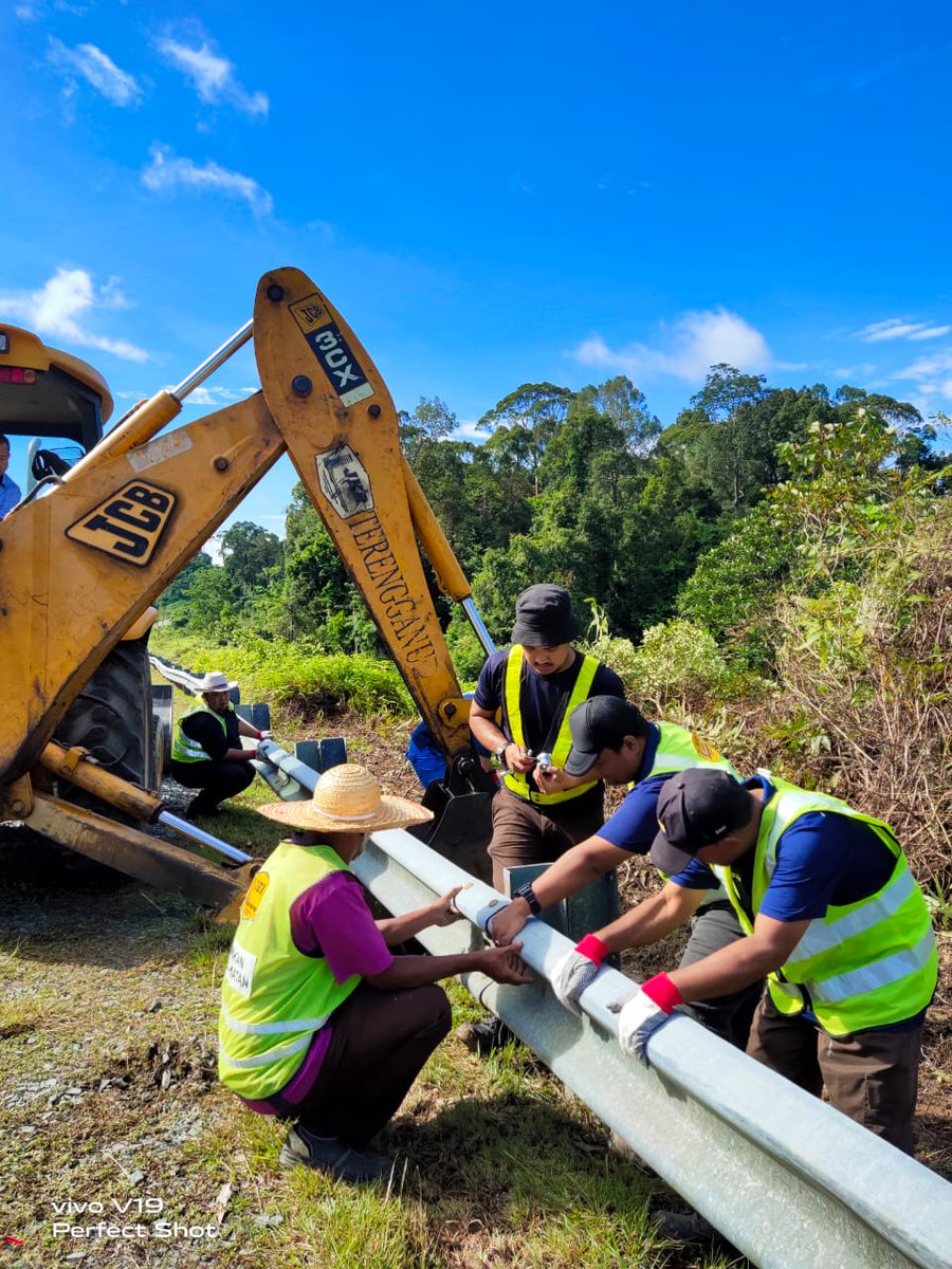JKRDungun's tweet photo. Kerja-kerja penyelenggaraan semula guardrail secara tenaga jabatan di Laluan T 118, Durian Mentangau berhampiran Persimpangan ke Plaza Tol Dungun.
@JKRMalaysia @JKRTerengganu
@IrHjMdridzwan
@HasliJKR
@AlAzhar_JKR
@MisRuhaila @noorulasliza https://t.co/AMY561j29g