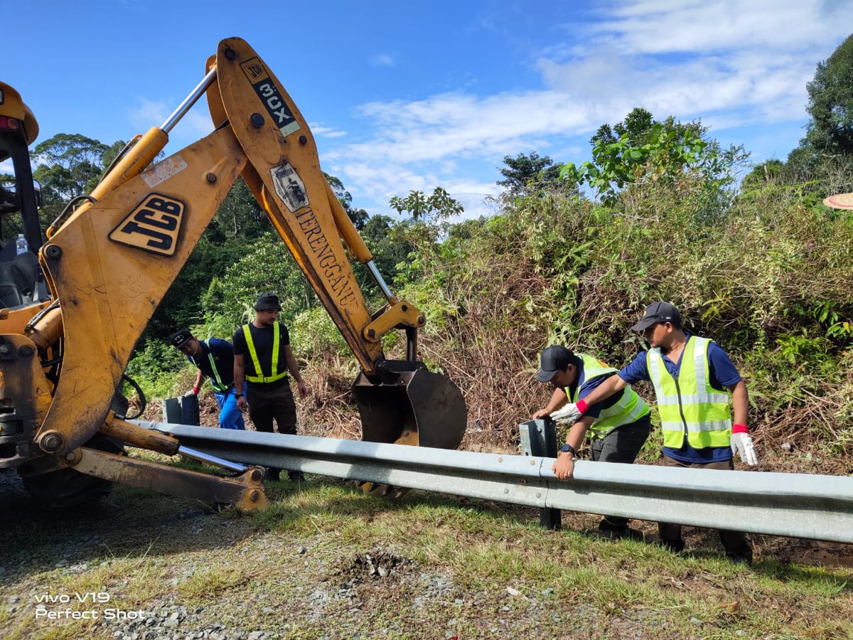 JKRDungun's tweet photo. Kerja-kerja penyelenggaraan semula guardrail secara tenaga jabatan di Laluan T 118, Durian Mentangau berhampiran Persimpangan ke Plaza Tol Dungun.
@JKRMalaysia @JKRTerengganu
@IrHjMdridzwan
@HasliJKR
@AlAzhar_JKR
@MisRuhaila @noorulasliza https://t.co/AMY561j29g