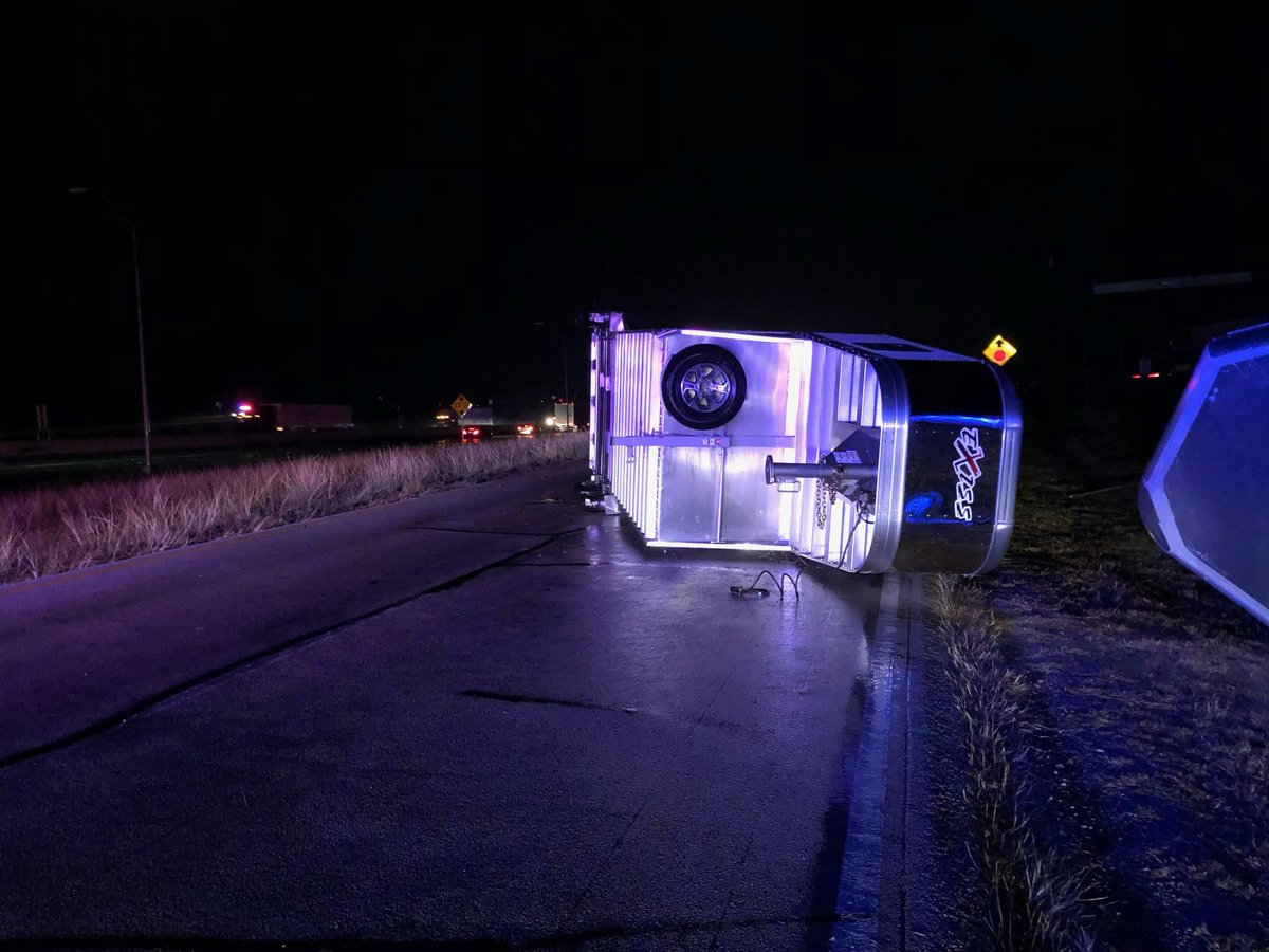 KXAN_Weather's tweet photo. Extensive wind damage reported on south side of Jarrell from possible tornado or strong thunderstorm winds. In addition to these trailers blown onto I-35, a fire station had its windows and garage doors blown out. (Gabe Cox/@tornadotrackers) https://t.co/egla0lH8RI
