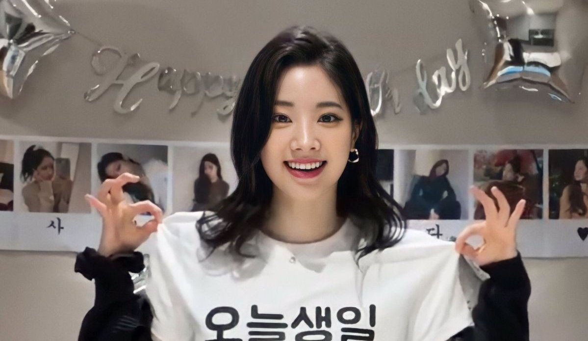 gallerydahyun's tweet photo. 210528 kim dahyun, for the history books https://t.co/B39f3qIilE