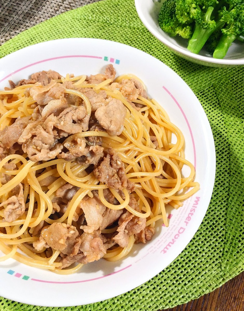 本日は #世界パスタデー 🍝💕
セロリ入りミートソーススパゲッティもオススメしたいところなのですが…
今回は カンタン!ボリューミー!な【焼肉パスタ】を是非どうぞ〜🥩🍝✨