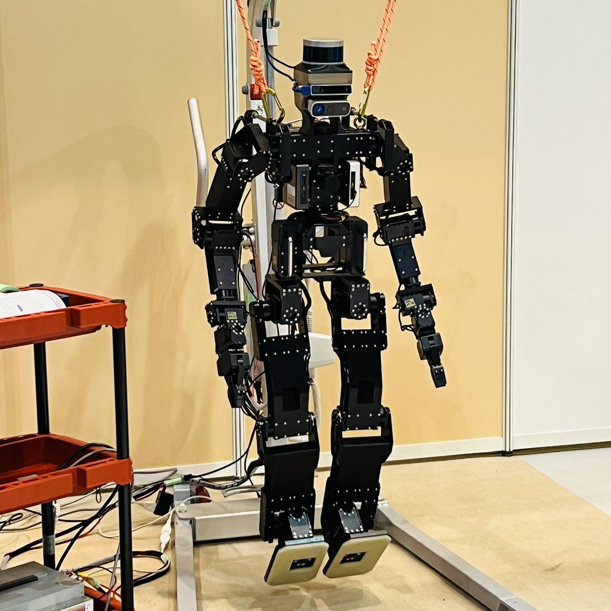 shiba_8ro's tweet image. 緑ヘルメット集団出てきた👀
#IROS2022 #WorldRobotSummit