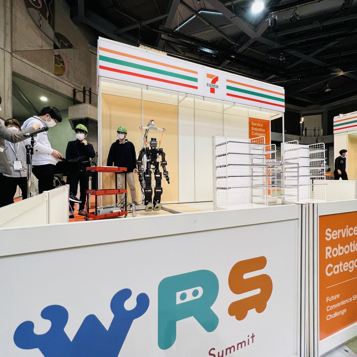 shiba_8ro's tweet image. 緑ヘルメット集団出てきた👀
#IROS2022 #WorldRobotSummit