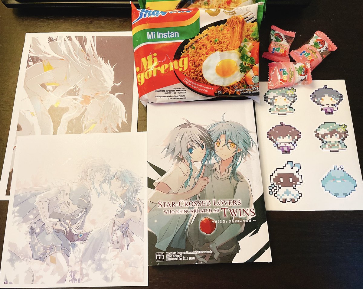コトノハさん( @R2903123 )から遥々海を渡って御本とどきましたー!!!カードやステッカーや食料まで一緒にありがとうございます……大容量大満足💚💚 