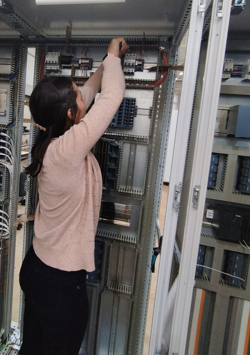 frarui1's tweet photo. Sabías qué? Jóvenes ingenieros paraguayos diseñan y fabrican los equipos de alta tecnología de  SIEMENS que protegen y resguardan las turbinas de Itaipu y Yacyreta. RIEDER TECH tiene su fábrica en Ciudad del Este. Tiene 48 profesionales, 90% son menor a 30 años y 40% son mujeres https://t.co/WBd4nLAq8S