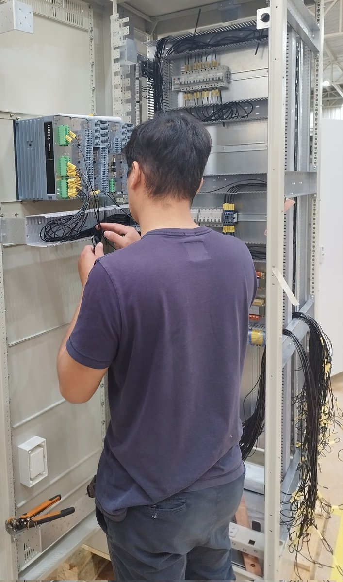 frarui1's tweet photo. Sabías qué? Jóvenes ingenieros paraguayos diseñan y fabrican los equipos de alta tecnología de  SIEMENS que protegen y resguardan las turbinas de Itaipu y Yacyreta. RIEDER TECH tiene su fábrica en Ciudad del Este. Tiene 48 profesionales, 90% son menor a 30 años y 40% son mujeres https://t.co/WBd4nLAq8S