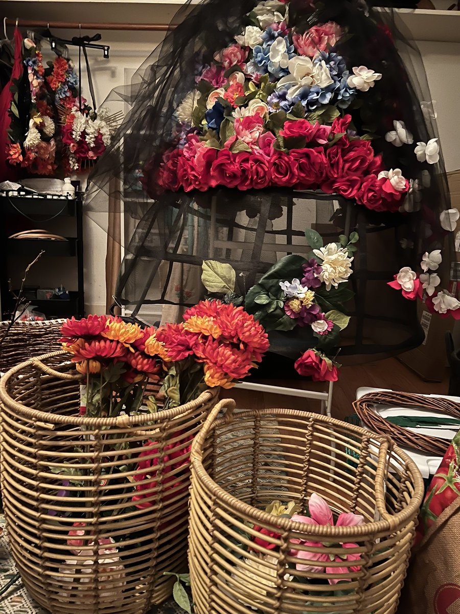 MadameMiso's tweet image. Prepping myself to finish my #diadelosmuertos costume (reworking an existing one)… hopefully I’ll work up the nerve to wear it again. Fun ideas on headdress addictions 🪶

#crafttwitter