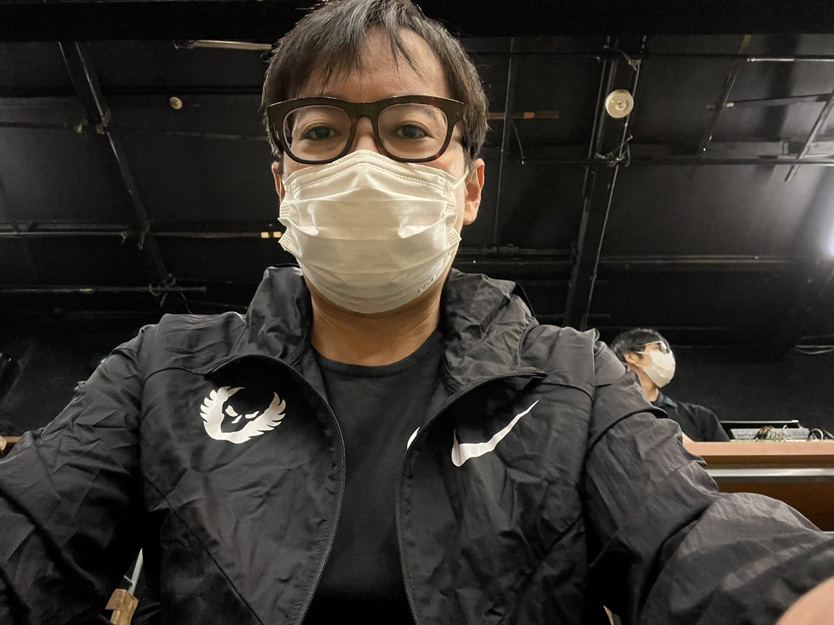 noritakahashi's tweet photo. 文学座「欲望という名の電車」
稽古34日目ー1
これから文学座アトリエにて最終稽古
最後の通し稽古のために気合いを入れて
オレゴンプロジェクトTシャツとウィンドブレーカー
ドーピングはしないよ
#テネシーウィリアムズ #Nike #Oregonproject https://t.co/HYUyMJK62G