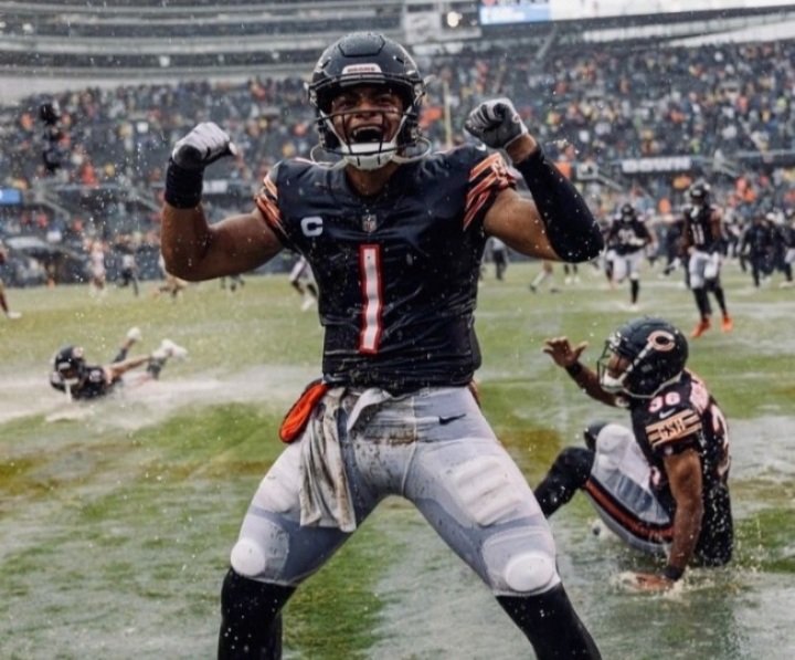 Rasheed_255's tweet photo. What a great road win for our young football team.. 👏🏾 👏🏾👏🏾
🐻⬇️ 🏈 https://t.co/6KlG0dKJO3