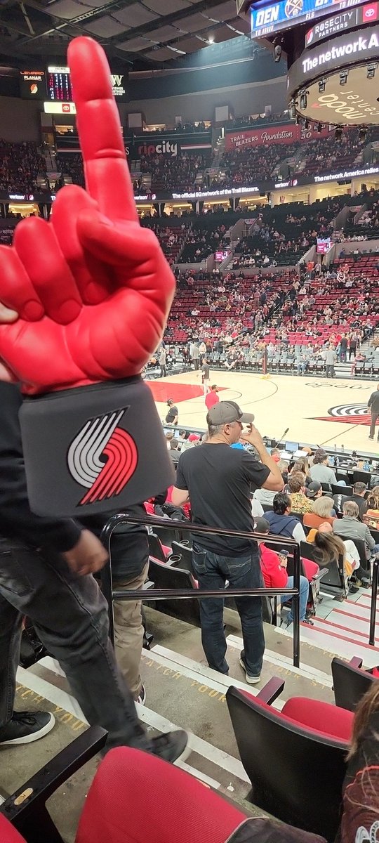 jedrocks2003's tweet image. Yo blazers Is there any chance I could have my limited edition foam finger signed by the blazer players?
#ripcity #trailblazercommunity #TrailBlazers