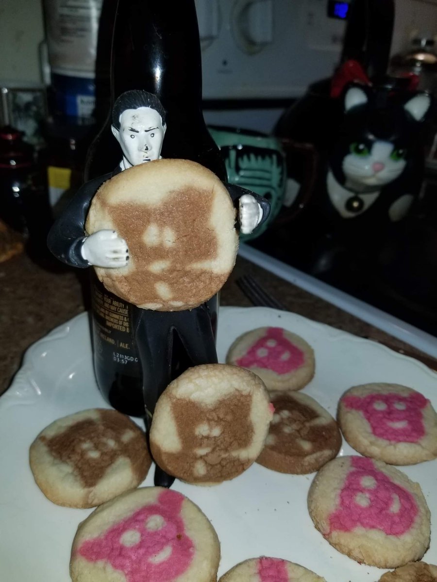 Deathbydvd's tweet photo. A monstrous late night snack. @Pillsbury monster cookies. Frankenberry &amp; the classic Count Chocula!

#pillsbury #MonsterCookies #CountChoculq #Frankenberry #Halloween #DeathByDVDEATS #Monsters https://t.co/74EuFAQde9