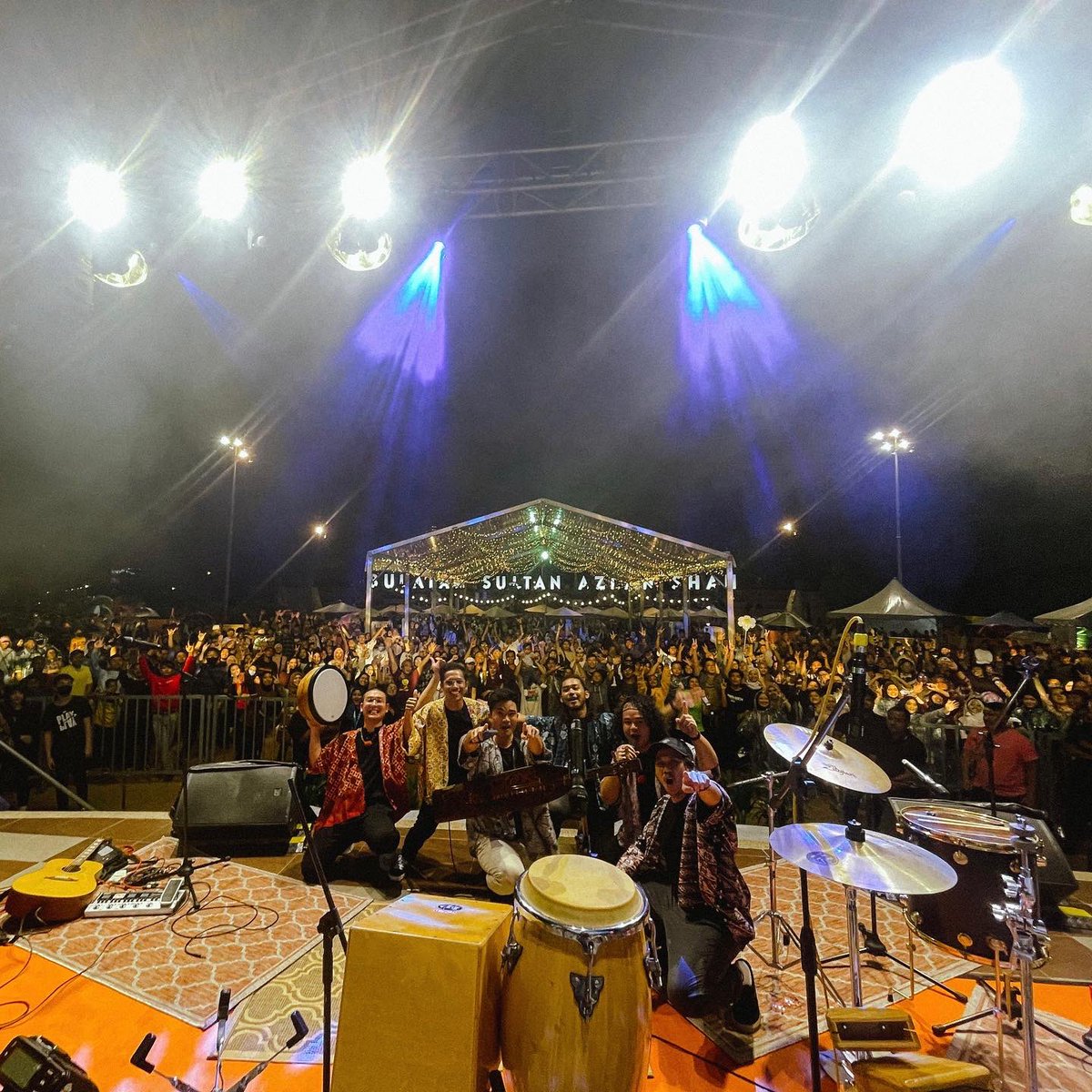 wearemeruked's tweet photo. What a week, we’re incredibly blessed to be able to do this while still balancing our day jobs #bandsinggah #RiuhBenor @AngkasaSpace @Rakitamy #meruked https://t.co/Rs4vVX1RI2