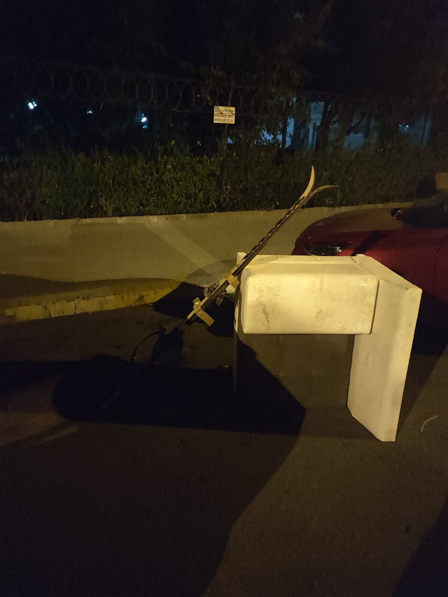 O kadar zengin bir semtte oturuyorum ki adam aracına yer tutmak için geceden otoparka kayak takımlarını koymuş :)