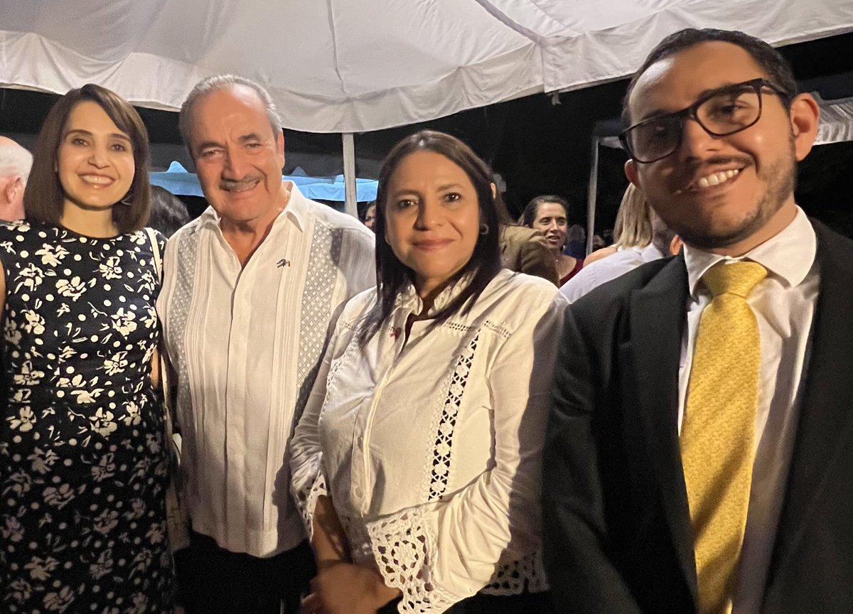 horacio_rv's tweet photo. Qué gusto coincidir con la Secretaria @LauraSuazoT @saghonduras, el Embajador David Jiménez @EmbaMexHonduras y la Rectora @tmullergarcia @EAPZamorano en el #DiaDeLasNacionesUnidas en #Honduras
Gracias @aliceshackel @ONUHonduras por la invitación a #Zamorano
#UNDAY #UNDay2022 https://t.co/UaKE4orC9e