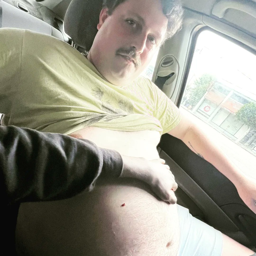 Pizzaslut69421's tweet photo. Had a nice afternoon w a feeder the other day. Ended up getting a ton of cakes after ramen lunch and eating them all in the car, followed by some amazing belly rubs. #gainer #grommr #fat #chub #bearchub #bodycontrast https://t.co/kKVF45e9Sl