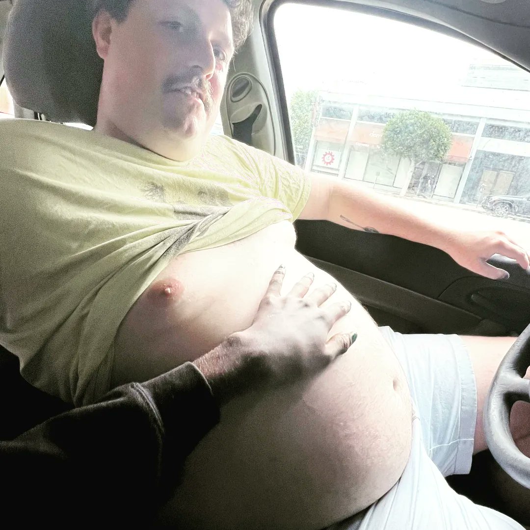 Pizzaslut69421's tweet photo. Had a nice afternoon w a feeder the other day. Ended up getting a ton of cakes after ramen lunch and eating them all in the car, followed by some amazing belly rubs. #gainer #grommr #fat #chub #bearchub #bodycontrast https://t.co/kKVF45e9Sl