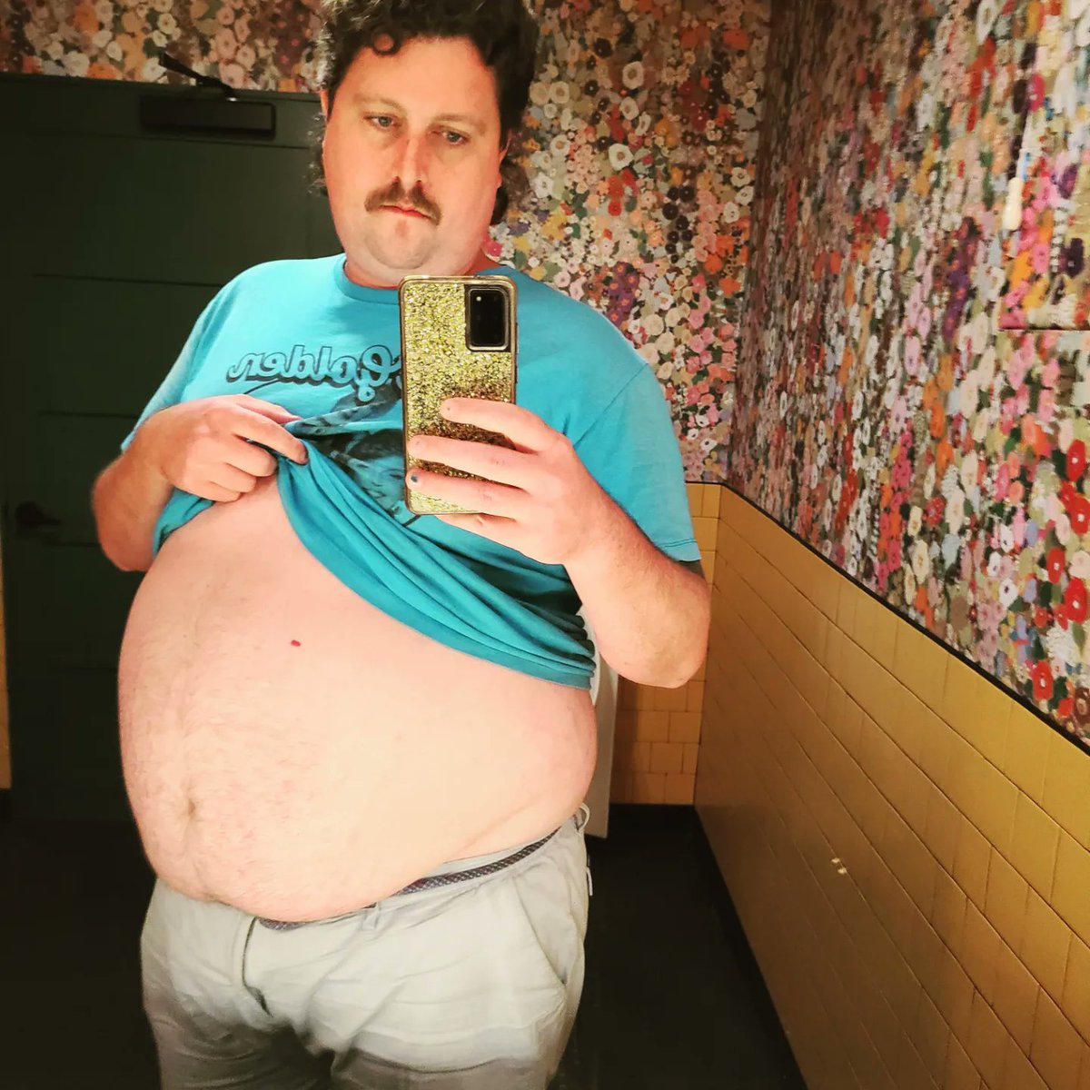 Pizzaslut69421's tweet photo. Had a nice afternoon w a feeder the other day. Ended up getting a ton of cakes after ramen lunch and eating them all in the car, followed by some amazing belly rubs. #gainer #grommr #fat #chub #bearchub #bodycontrast https://t.co/kKVF45e9Sl
