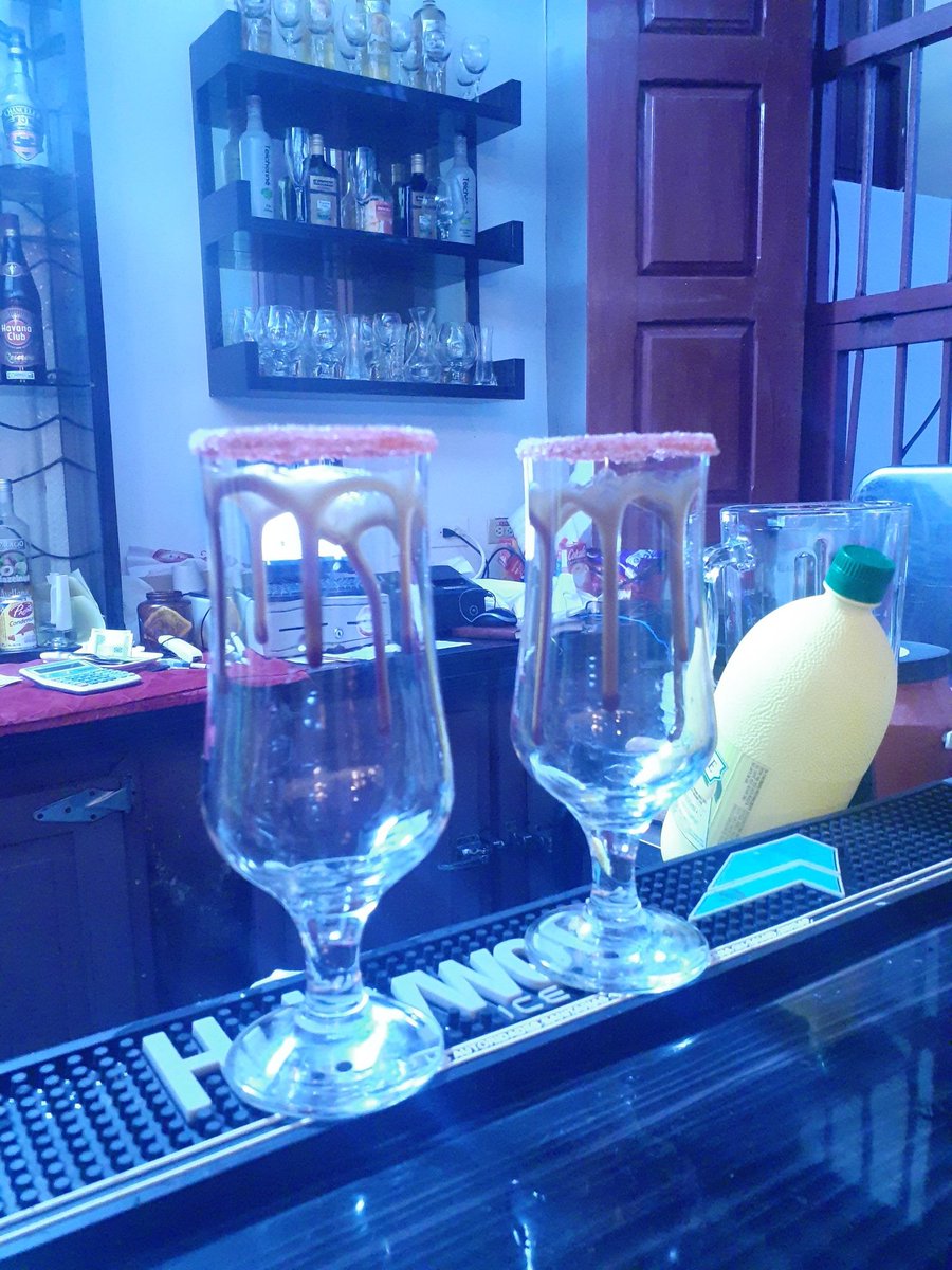 tanaballaga's tweet photo. Una deliciosa #piñacolada para una noche diferente. 
Verdad que es uno de los cócteles más gustados en #Cuba 🇨🇺? https://t.co/m9A8CwkdC8
