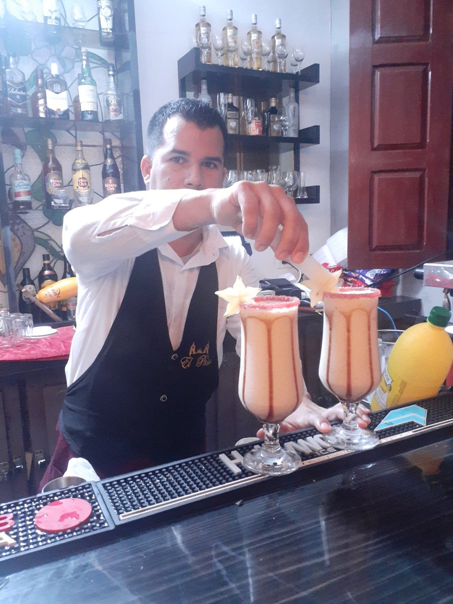 tanaballaga's tweet photo. Una deliciosa #piñacolada para una noche diferente. 
Verdad que es uno de los cócteles más gustados en #Cuba 🇨🇺? https://t.co/m9A8CwkdC8