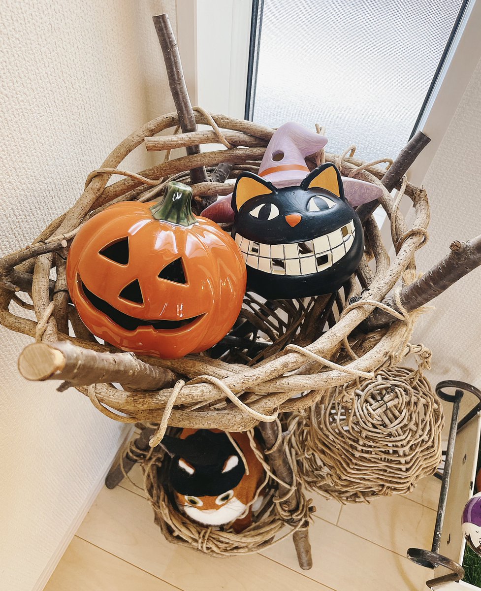 「玄関のハロウィンインテリアカンテラめっちゃ馴染んでるなぁメタルツリーのトップにも」|ひとみんのイラスト