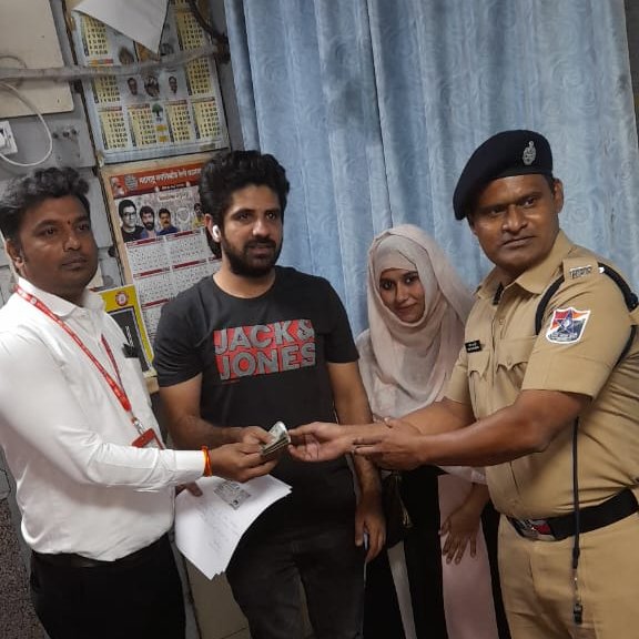 srdcmmumbaicr's tweet photo. Good work done by Dy SS Commercial CSMT Shri Avinash Bhoir on date 24.10.2022 a bag containing valuable belonging was returned to a bona fide passenger who forget on the platform. The passenger was Grateful, Happy and thanked Railway for bringing back joy to her face. https://t.co/CxnF6DcRsS