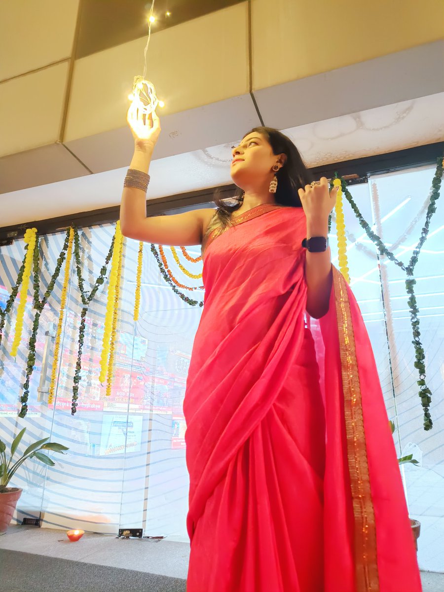 ये दिवाली ऑफिस वाली...जब दफ्तर ही आपका घर हो... Happy diwali #HappyDiwali #sareelove #women #diwalieve #office