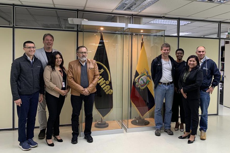 IniciativAndina's tweet photo. El día de hoy se mantuvo una reunión con el Ministro de Agricultura y Ganadería para articular trabajos sobre el manejo de Punta Morada de la papa. Reiteramos nuestro compromiso como @Cipotato para contribuir al desarrollo de los medios de vida de nuestros agricultores. https://t.co/O7JCTLvrMb