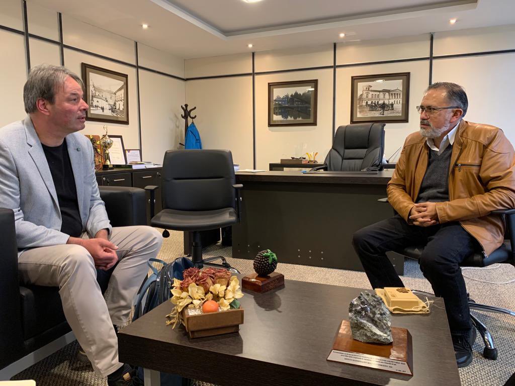 IniciativAndina's tweet photo. El día de hoy se mantuvo una reunión con el Ministro de Agricultura y Ganadería para articular trabajos sobre el manejo de Punta Morada de la papa. Reiteramos nuestro compromiso como @Cipotato para contribuir al desarrollo de los medios de vida de nuestros agricultores. https://t.co/O7JCTLvrMb
