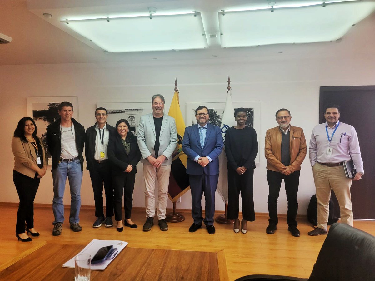 IniciativAndina's tweet photo. El día de hoy se mantuvo una reunión con el Ministro de Agricultura y Ganadería para articular trabajos sobre el manejo de Punta Morada de la papa. Reiteramos nuestro compromiso como @Cipotato para contribuir al desarrollo de los medios de vida de nuestros agricultores. https://t.co/O7JCTLvrMb