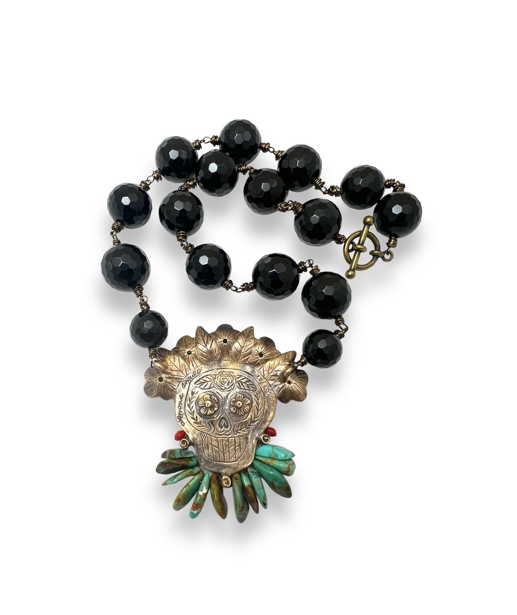 LorenaAngulo's tweet image. Sugar Skull “Reina”
Bronze, CZ Garnet, brass wire, onyx, turquoise and coral necklace