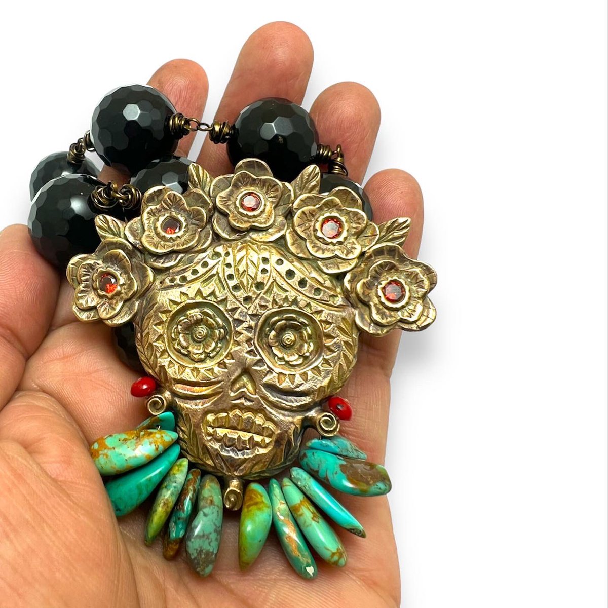 LorenaAngulo's tweet image. Sugar Skull “Reina”
Bronze, CZ Garnet, brass wire, onyx, turquoise and coral necklace