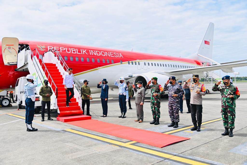 Kembali berkunjung ke Kalimantan Timur untuk meninjau pembangunan infrastruktur di kawasan Ibu Kota Nusantara. Sebelum menyeberang dengan kapal laut ke Kab. Penajam Paser Utara, saya akan mengunjungi pasar dan kantor pos di Kota Balikpapan untuk menyerahkan bantuan sosial.