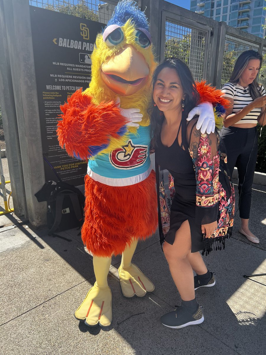 SO this happened today and the way i SCREAMED in front of my Director on our way to a work lunch was insane. 

Dir: Is that a furry!?
*me, deviously curious and running towards it*: OMG NOOOO IT’S THE SAN DIEGO CHICKEN!!!!!