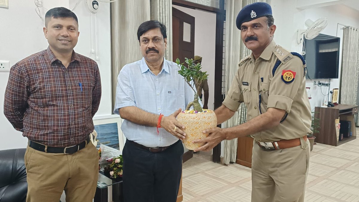 Celebrated #Deepawali2022 with officers and police personal of police family at Range office Prayagraj.